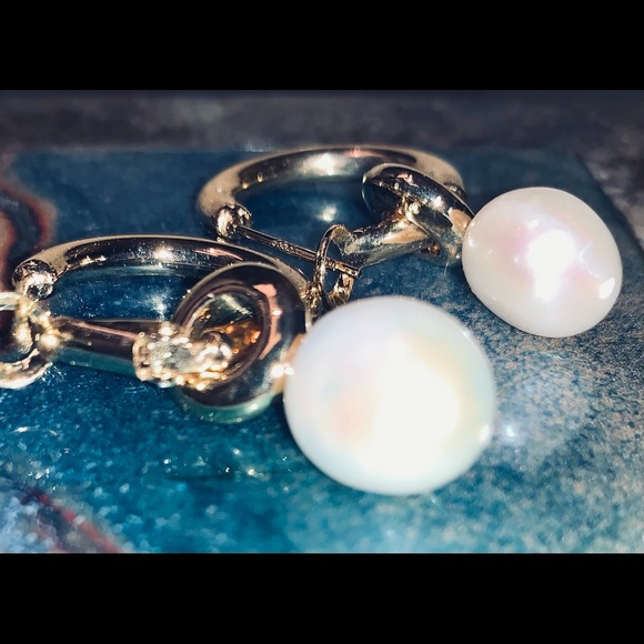 CHIC SILVERY PEARL DROP EARRINGS - Picture 3 of 5